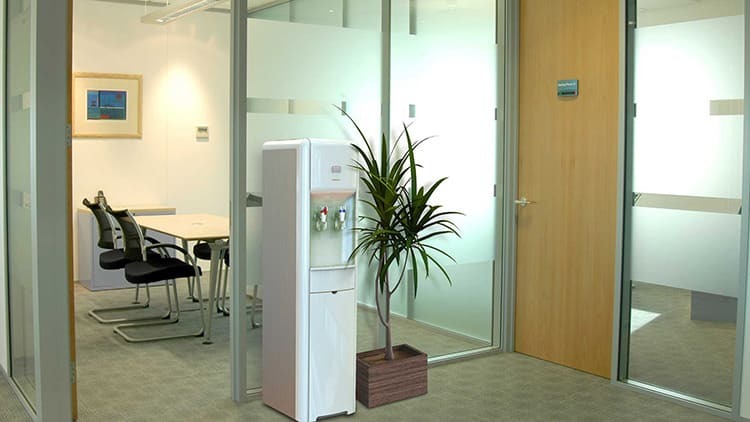 Em um ambiente de escritório, é ideal usar um tipo de chão, que proporciona alta produtividade.