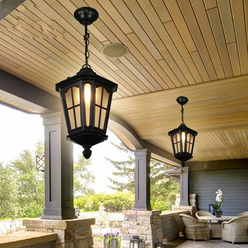 Kované lampy na stropě dřevěné terasy