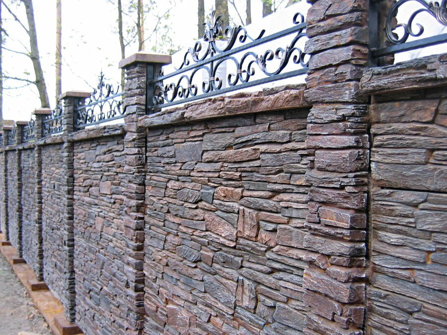 Kamenný plot s kovaným dekorom