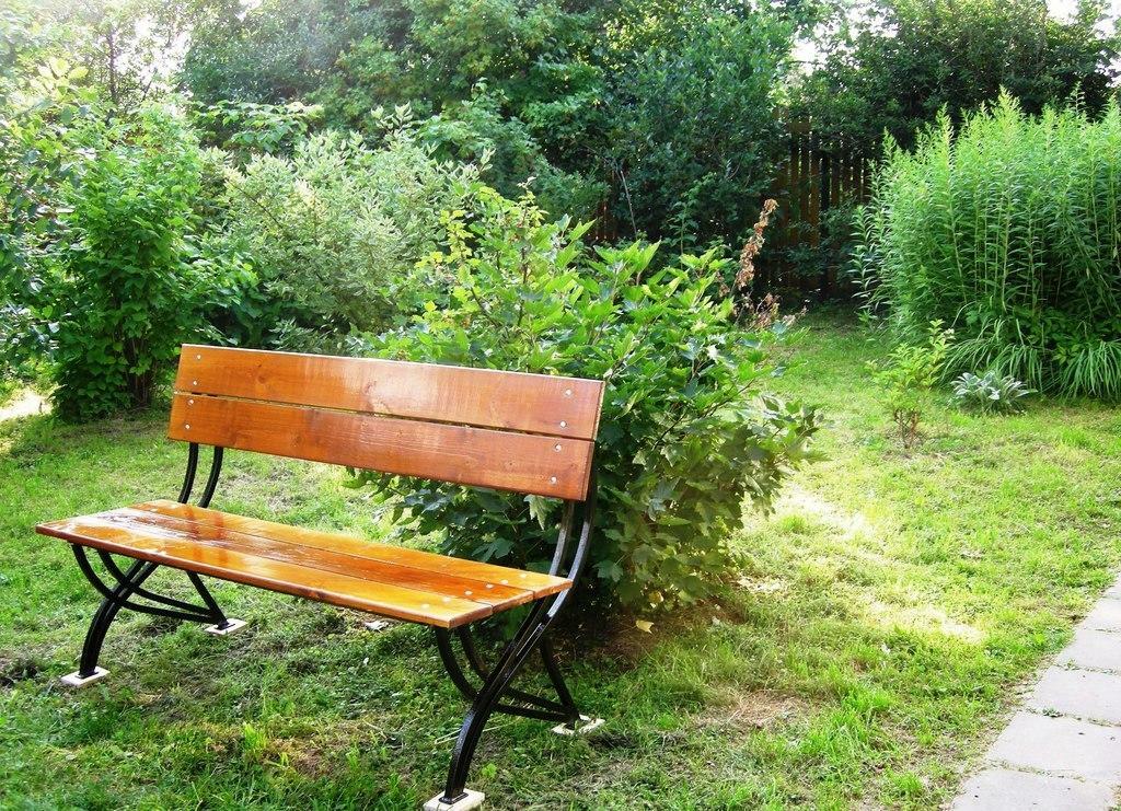 Zahradní lavice z kombinovaných materiálů