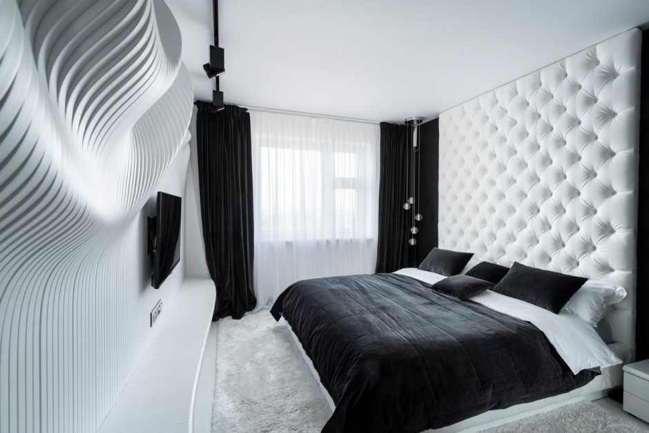 Beyaz süslemeli yatak odasında siyah perdeler