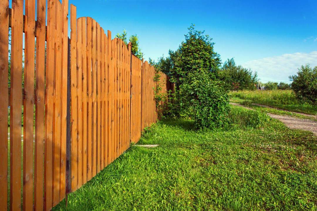 Lakované drevené plotové ploty