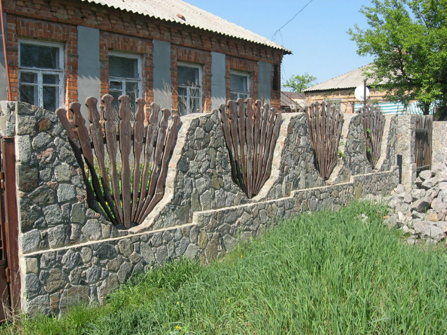 Kamenný plot s drevenými vložkami
