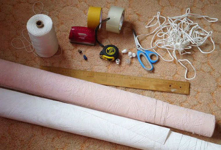 Materialen voor het maken van doe-het-zelf gordijnen van behang