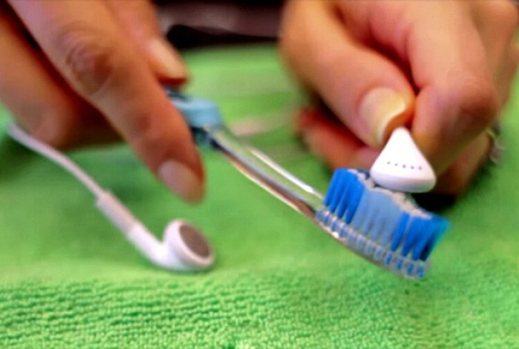 Dantų šepetėlis gali būti patogus įrankis valant įvairių tipų prietaisus
