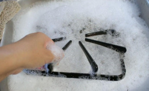 Remojar rejilla esmaltada en solución de jabón durante unas horas, y son fáciles de ser disipado