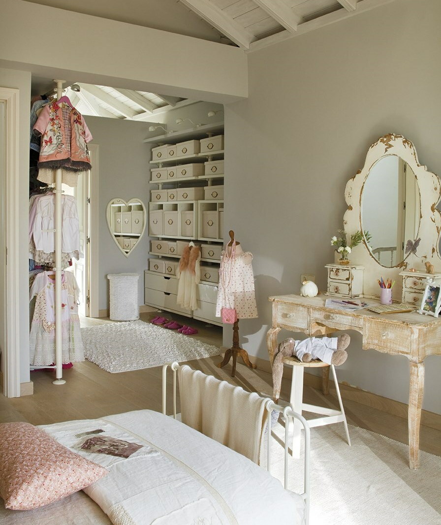 Förvara saker och kläder i ett sovrum i Provence -stil