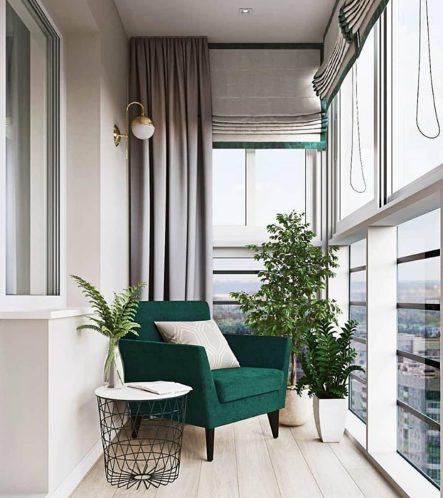 Smaragd fåtölj på en bekväm balkong