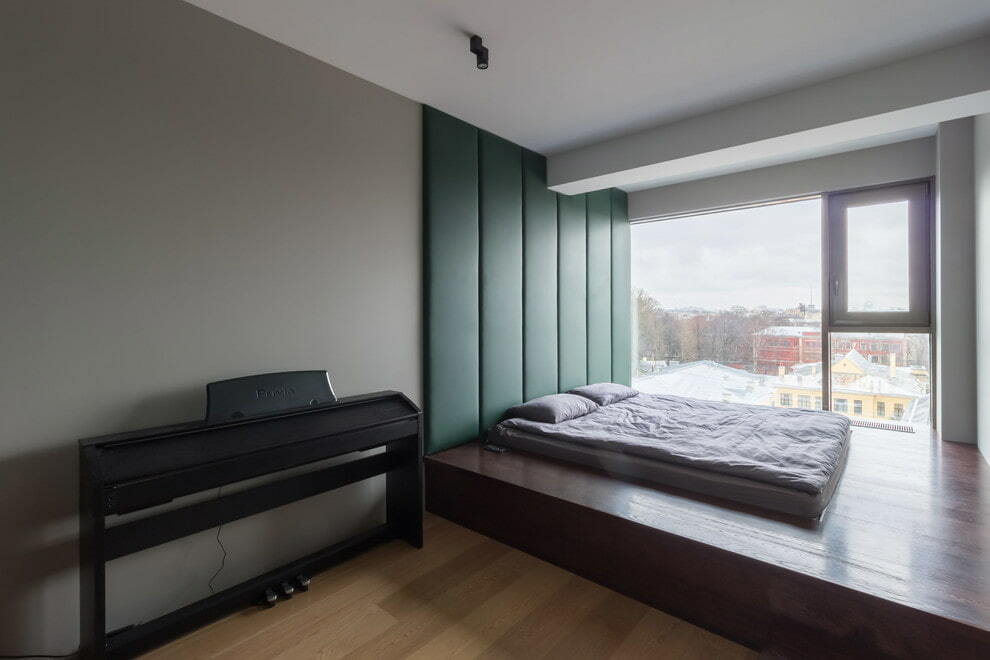 Panoramski prozor u spavaćoj sobi s podijumom