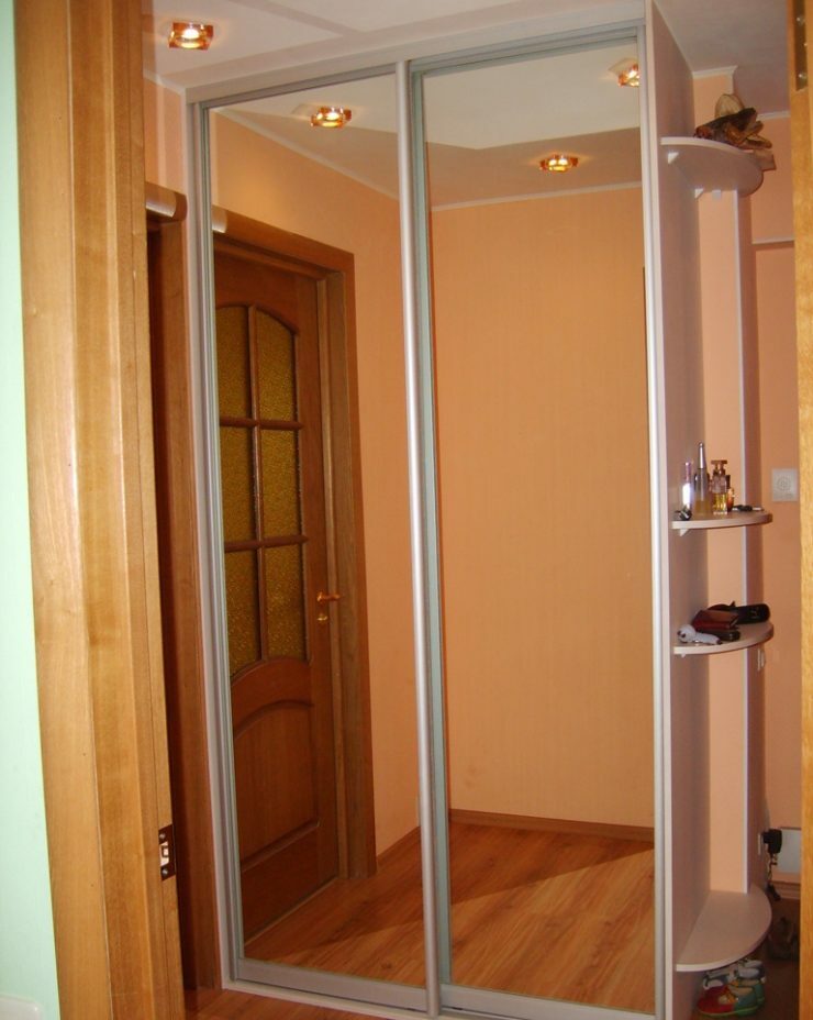 Dvojitá skříň v malé chodbě
