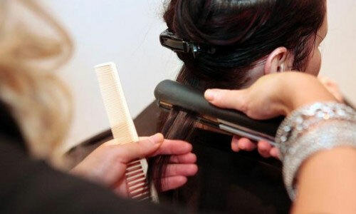 Comment choisir le repassage et le lissage: on fait une belle coiffure