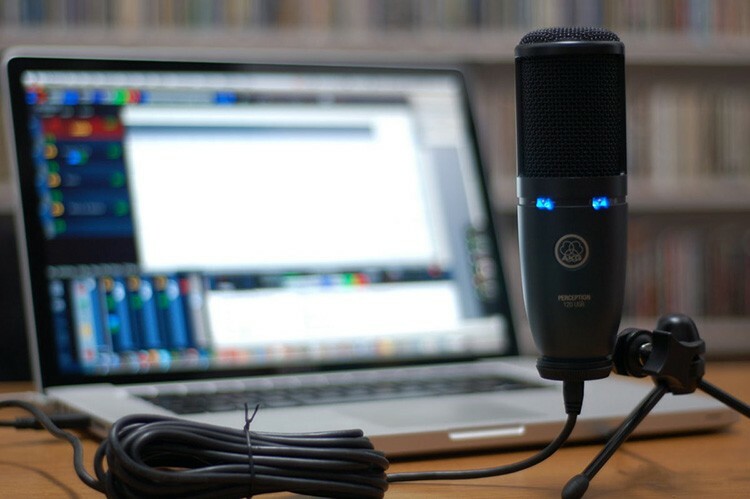 Se for impossível consertar o microfone, é melhor usar um dispositivo externo com uma webcam.