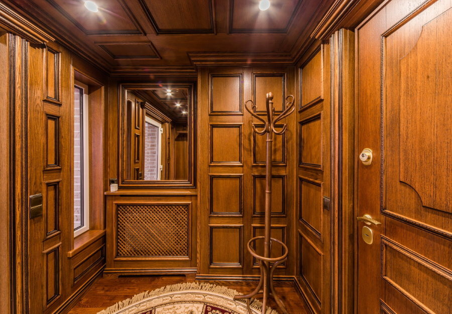 Drveni ukras hodnika u klasičnom stilu