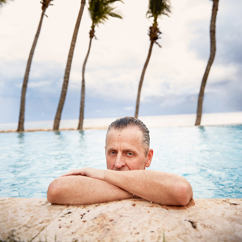 Mikhail Baryshnikov tilbringer alle ferien i den dominikanske villaen og nyter det varme vannet i havet