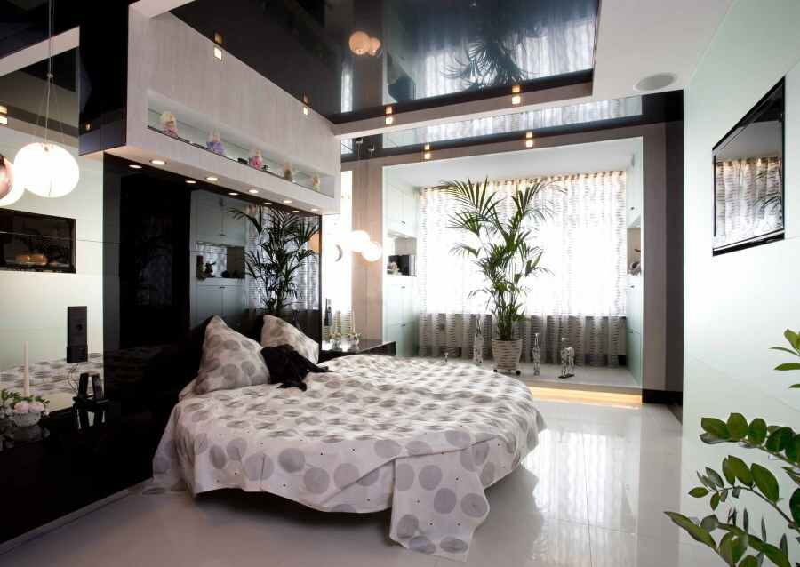 Czarny sufit nad okrągłym łóżkiem