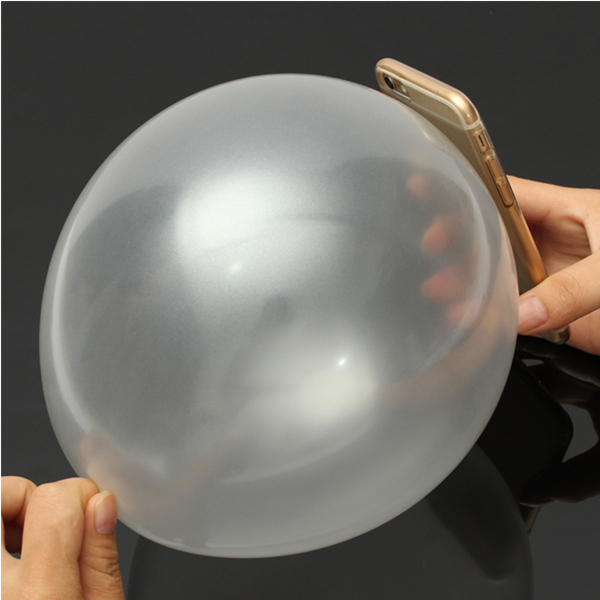 Close-up do truque mágico da rua com móbile na penetração do balão na festa do flash