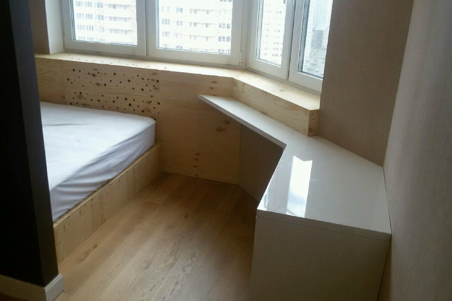 Pódio com uma cama na janela saliente de um apartamento de três quartos