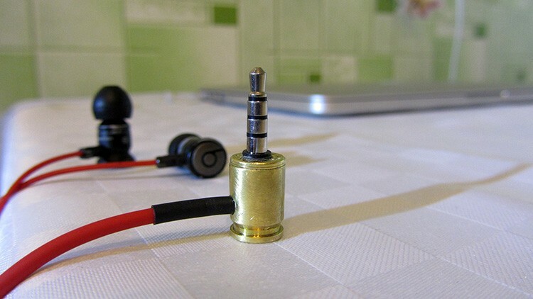 På enheder med to lydkanaler og en mikrofon er stikket delt med tre striber i kontakter