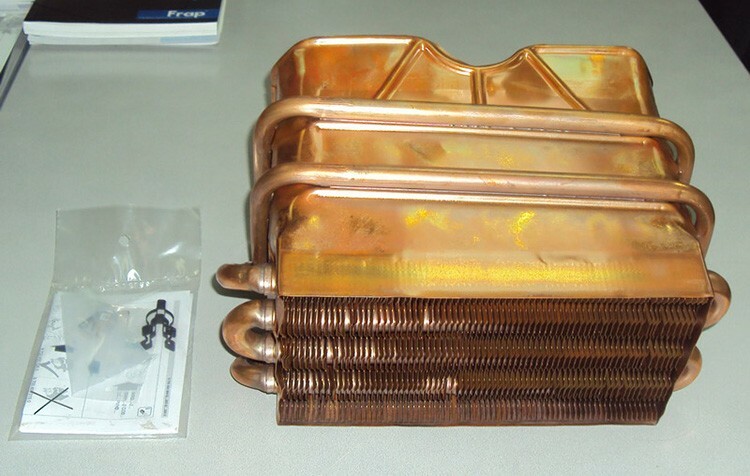  Dujiniams vandens šildytuvams labiausiai paplitęs bako korpuso medžiagos variantas yra varis.