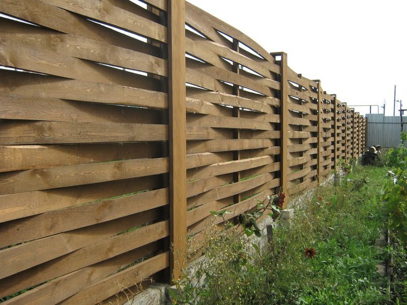 İnce tahtalardan yapılmış modern çit hasır