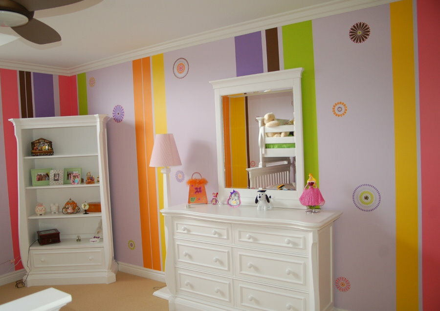 Spilgta sienu krāsošana bērnu guļamistabā