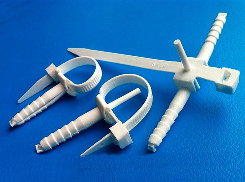 Diese Kunststoffkabelbinder werden verwendet, um Kabel an einer Wand oder Decke zu befestigen.