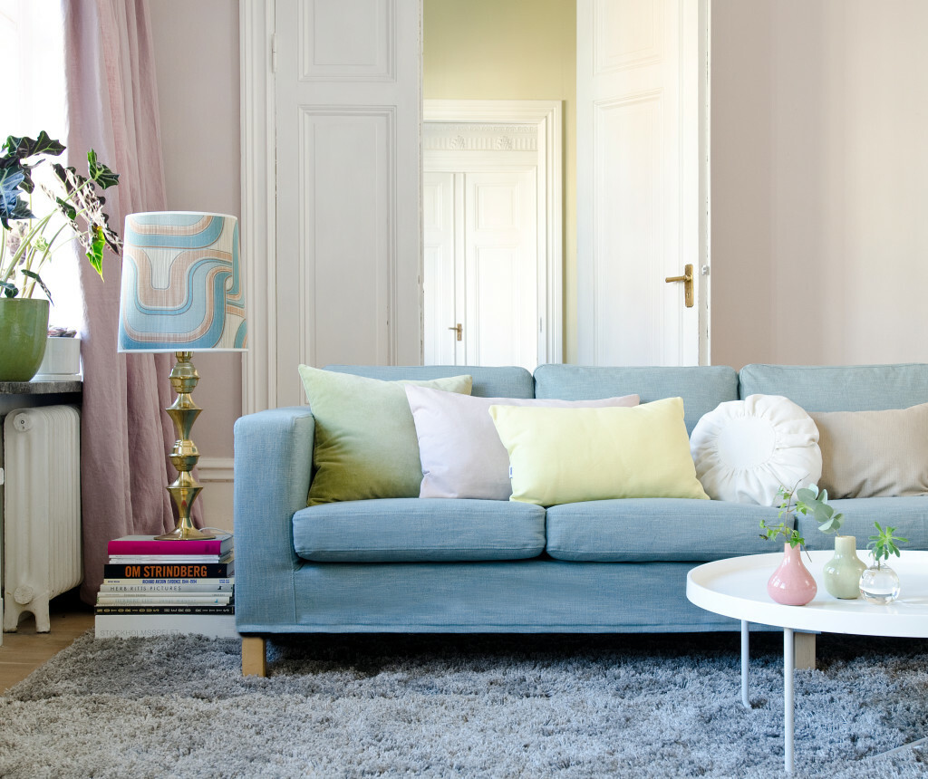 Modrá pohovka v útulném obývacím pokoji