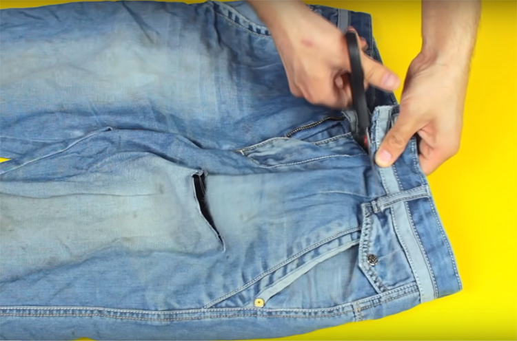Töökorraldaja jaoks peate oma vanad teksad piki taljejoont lõikama. Soovitav on valida endale sobivad suurusega püksid, nii et vöö oleks nööpidega kinni ja ei pigistaks ega ripuks liiga lõdvalt.