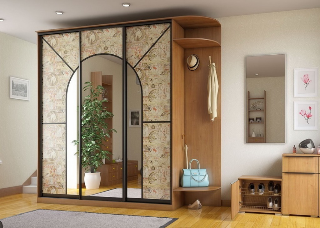 armadio scorrevole con specchio nel design del corridoio