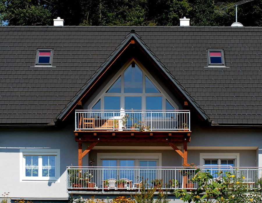 Grenier d'une grande maison avec un balcon de toiture