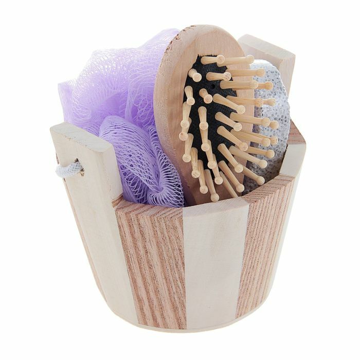 Conjunto de banho em uma banheira de madeira 3 itens: um laço de toalha, pedra-pomes, escova de cabelo