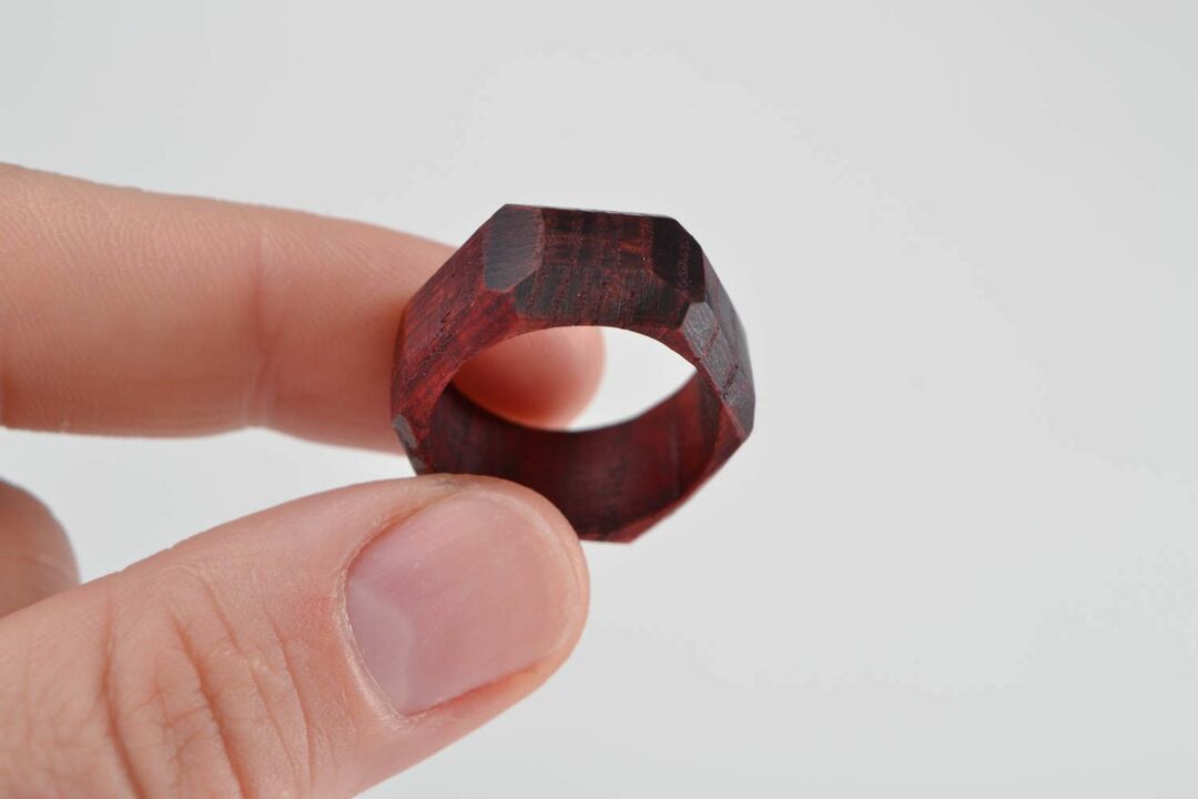 Pierścień wykonany z drewna: oryginalna biżuteria z rękami