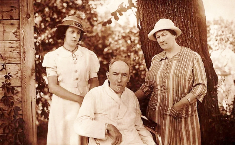 Dmitry Iljitsch mit seiner legitimen Tochter und Ehefrau