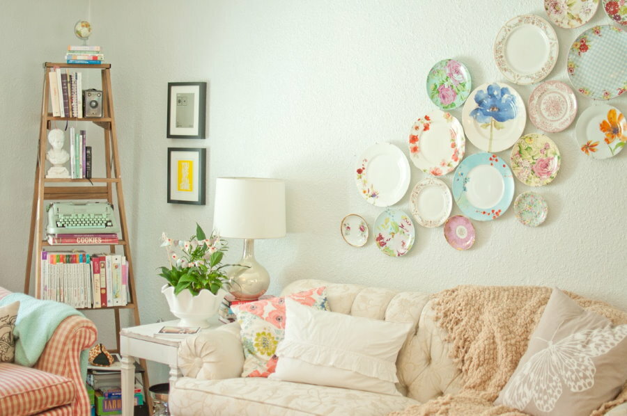 Vackra tallrikar över soffan i vardagsrummet i Provence -stil