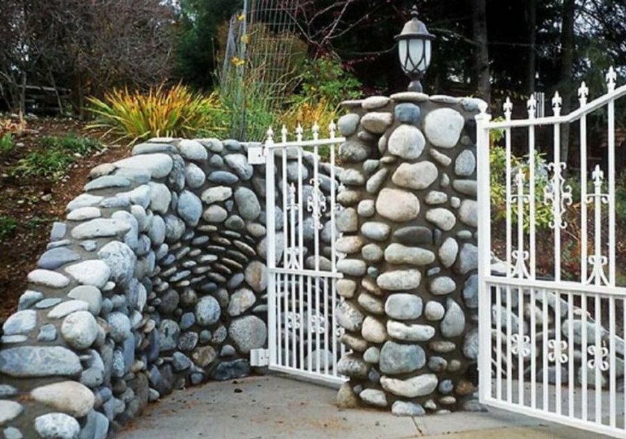 Kovinska vrata na kamnitem stebru