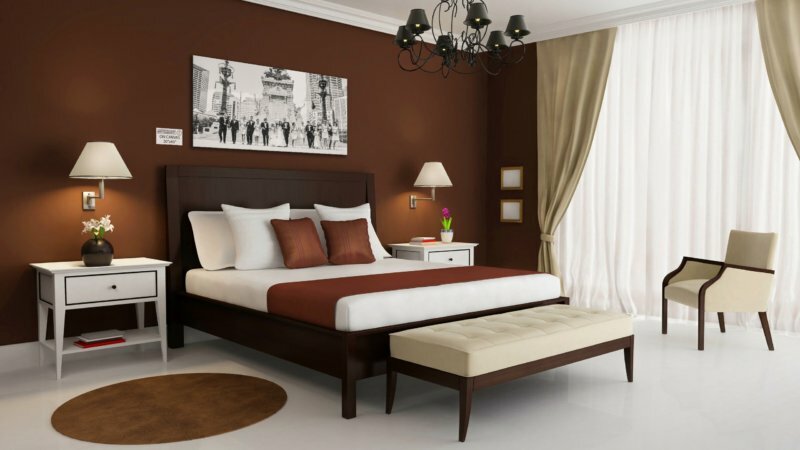 Schlafzimmer in Schokoladentönen mit beigen Vorhängen