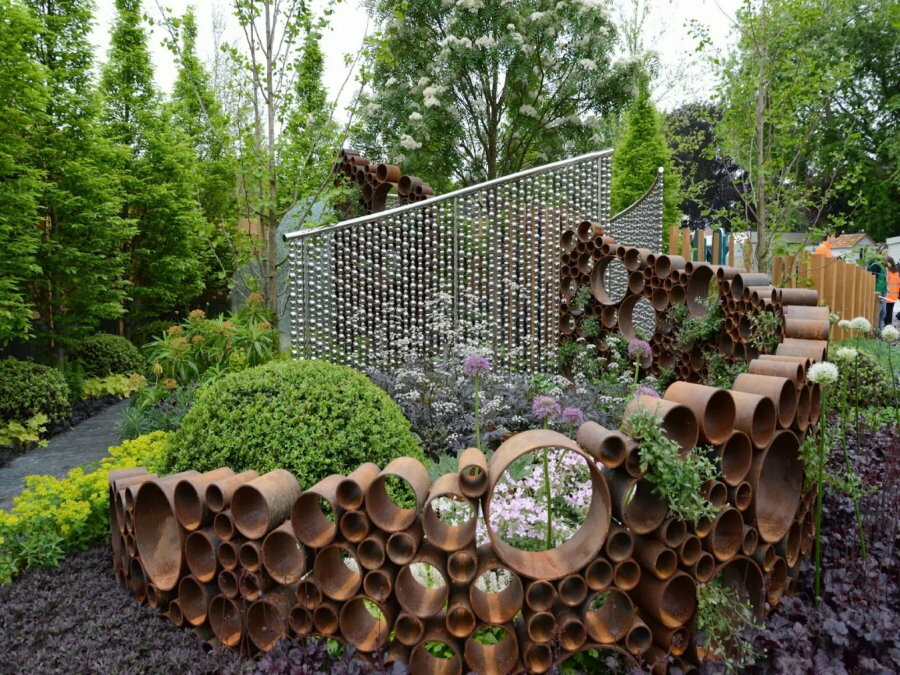Farklı çaplarda çelik boru artıkları ile bahçe dekoru