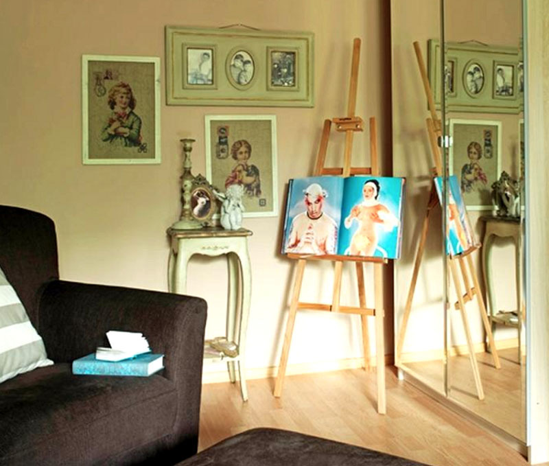 קירות הדירה מעוטרים בציורים של ויקטוריה דיינקו