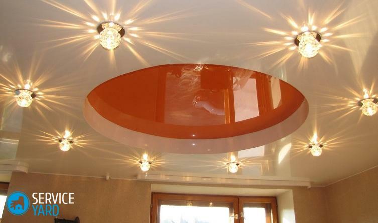 Instalação de luminárias no teto suspenso