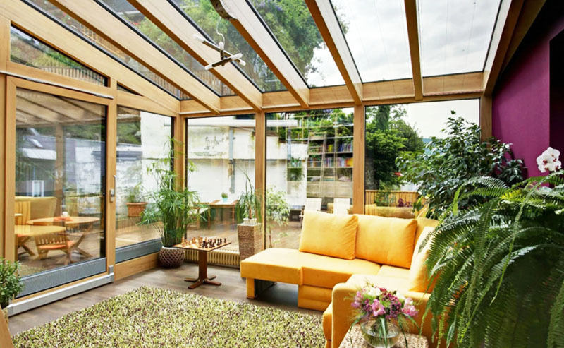 É ótimo se você tiver a oportunidade de fazer janelas panorâmicas com acesso ao jardim de inverno ou gazebo