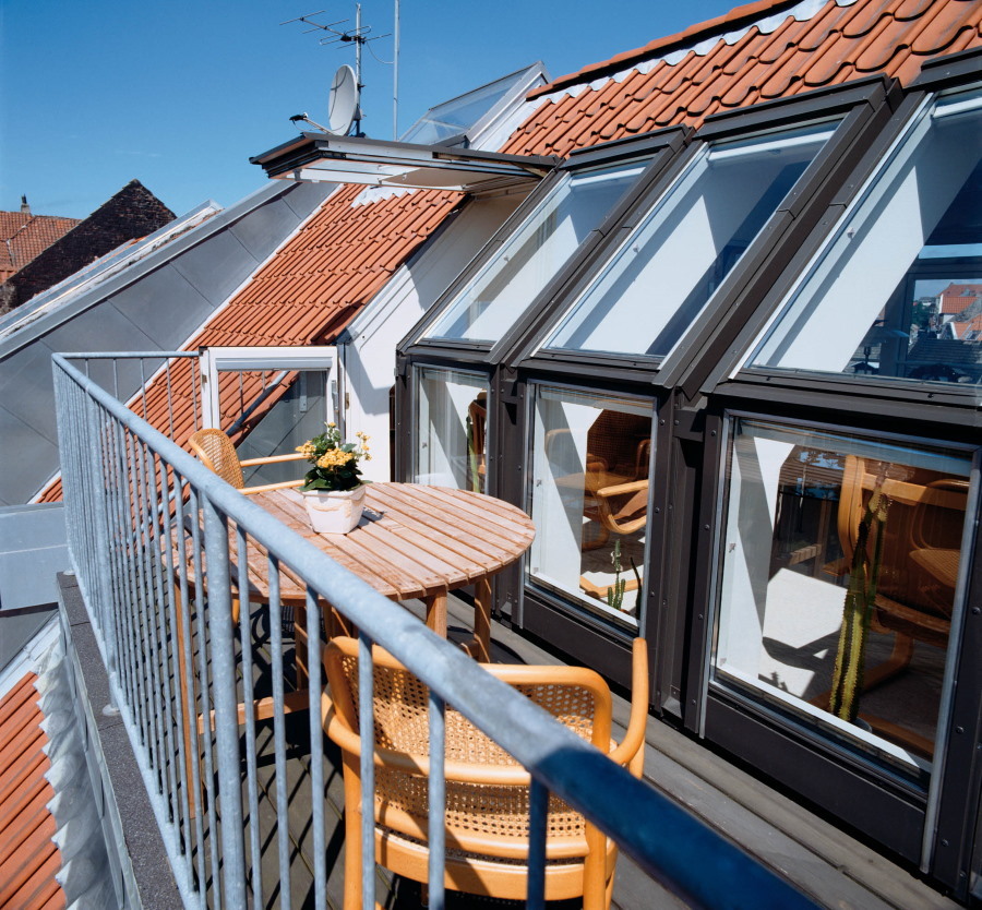 חלון מרפסת עם פלטפורמה בעליית הגג של בית פרטי