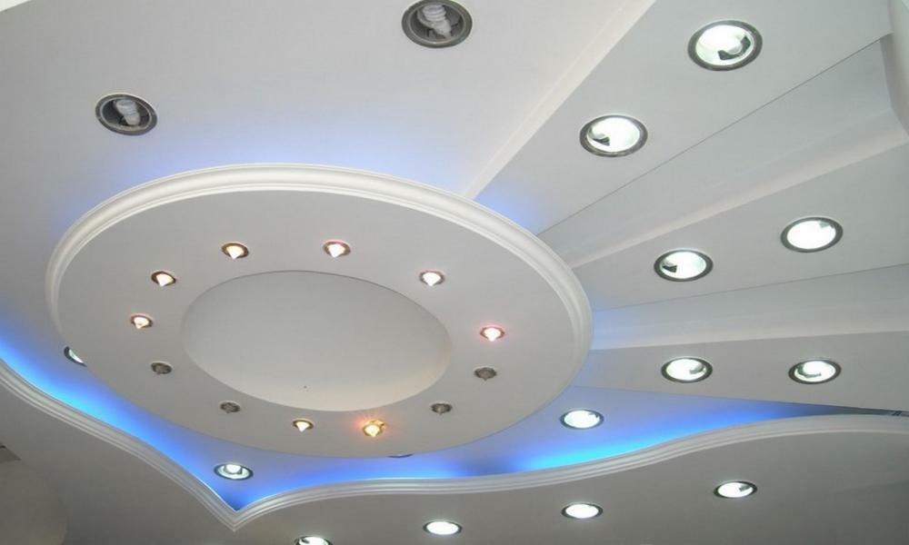Built-in lamps on a figured plasterboard ceiling