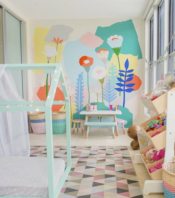 Bērnu istabas sienas krāsošana ar akrila krāsām