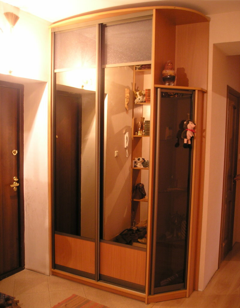 Skåp garderob i en liten korridor