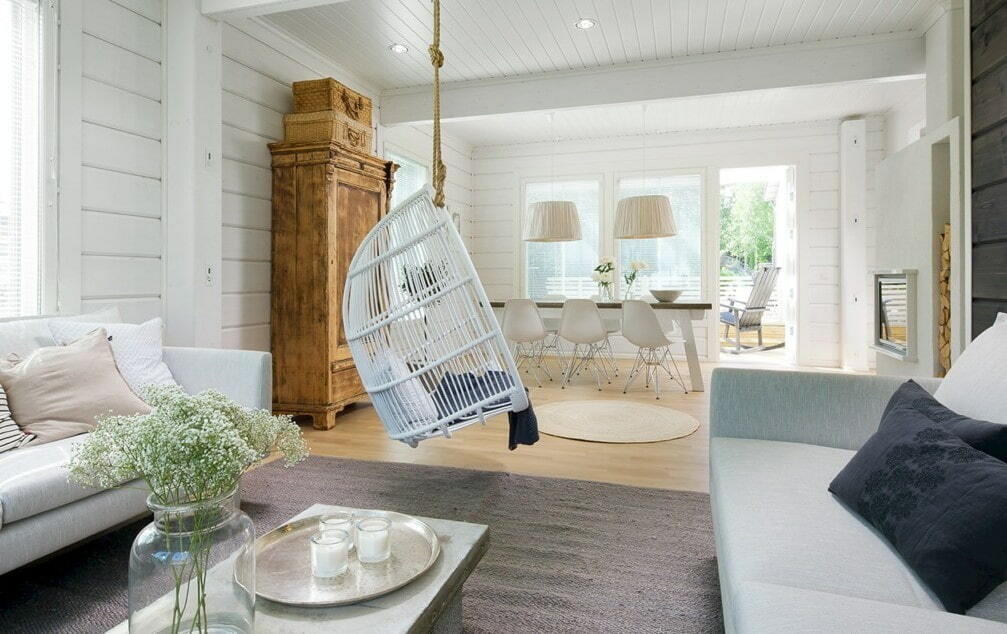 Interiér obývacího pokoje dřevěného domu ve skandinávském stylu