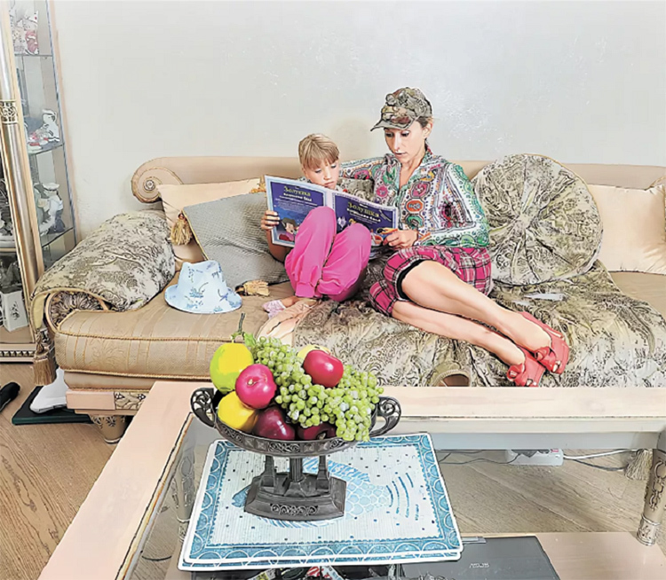 Sofa dekoreret med runde dekorative puder til at matche podlokotnikovFOTO: peoples.ru