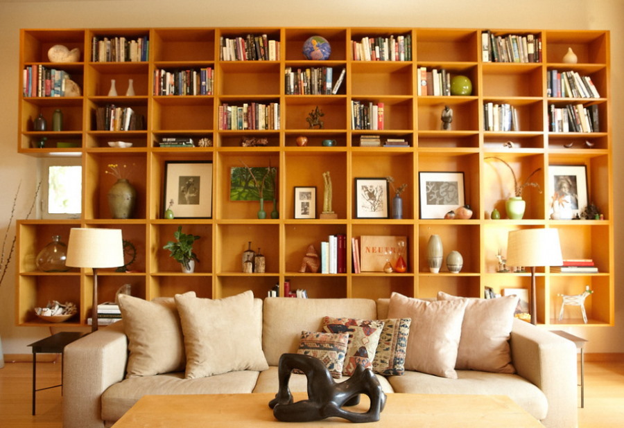 Hangplanken voor het opbergen van boeken in de woonkamer