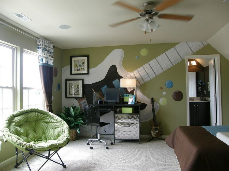 Dibujo de una guitarra eléctrica en la pared del dormitorio de un adolescente