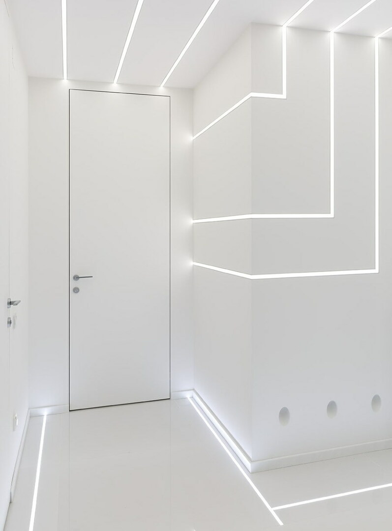 Lineære lamper i det indre av gangen i høyteknologisk stil