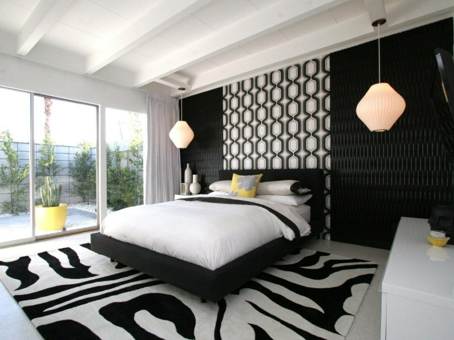Čierny a biely koberec v interiéri spálne